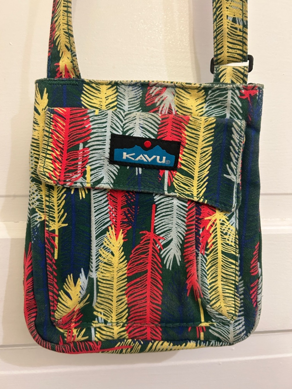 🛍 2/$18 Kavu NWOT Multicolor Feather Crossbody Bag